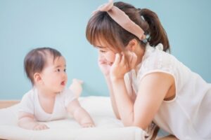 首すわりはどういう状態でいつから？遅い子の原因や練習方法と注意点